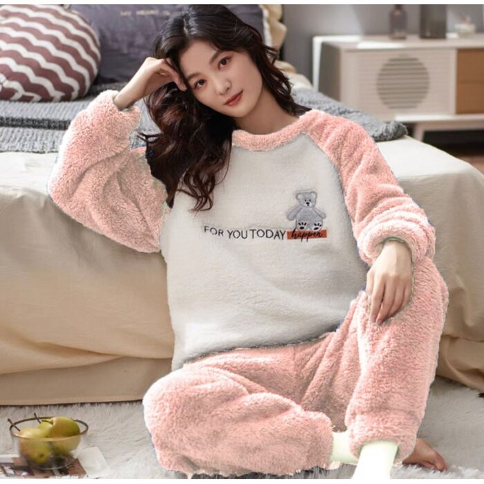 103379592_67de1e0e3b840 بجامة فرو برسوم دبدوب للنساء لون زهري وأوف وايت - الصورة 1