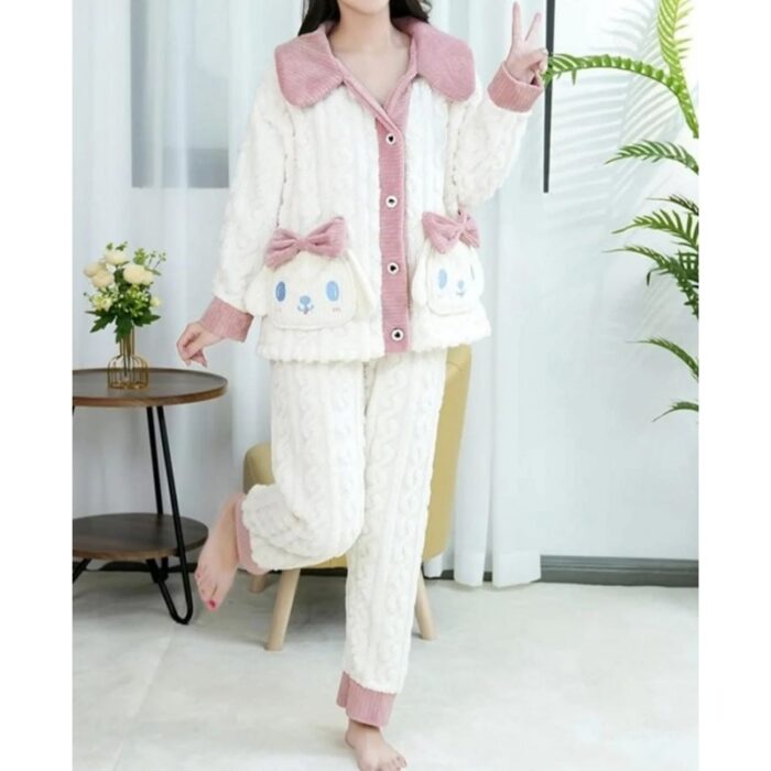 103379621_67de1e421f16a بجامة فرو قطعتين للنساء لون زهري وأوف وايت - الصورة 1