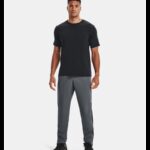 ⁦Under Armour Men's SUA Left Chest Logo Short Sleeve T-Shirt - تيشيرت أندر آرمر سبورت ستايل ليفت تشيست بأكمام قصيرة للرجال لون أسود⁩ - الصورة ⁦3⁩
