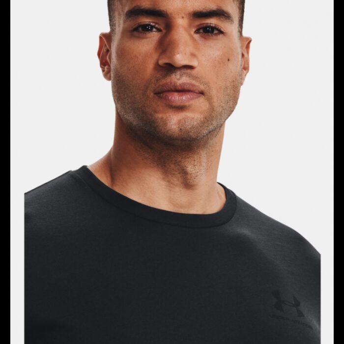 ⁦Under Armour Men's SUA Left Chest Logo Short Sleeve T-Shirt - تيشيرت أندر آرمر سبورت ستايل ليفت تشيست بأكمام قصيرة للرجال لون أسود⁩ - الصورة ⁦4⁩