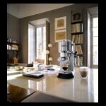 ⁦مكينة قهوة من Delonghi لون سلفر 1350 واط⁩ - الصورة ⁦7⁩