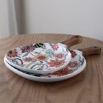 ⁦صحن تقديم مع مقبض خشبي - الحجم الصغير 19.5 *19.5 سم⁩ - الصورة ⁦2⁩