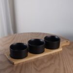 ⁦صينية خشبيه مع 3 أطباق سيراميكية دائرية⁩ - الصورة ⁦3⁩