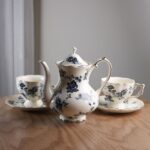 إبريق شاي إنجليزي مع فنجانين و صحنين لون أزرق