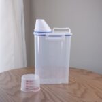 ⁦علبة تخزين بلاستيك مع كوب معياري 22.5 * 11.5* 15سم ( 2 ونص كيلو غرام)⁩ - الصورة ⁦2⁩