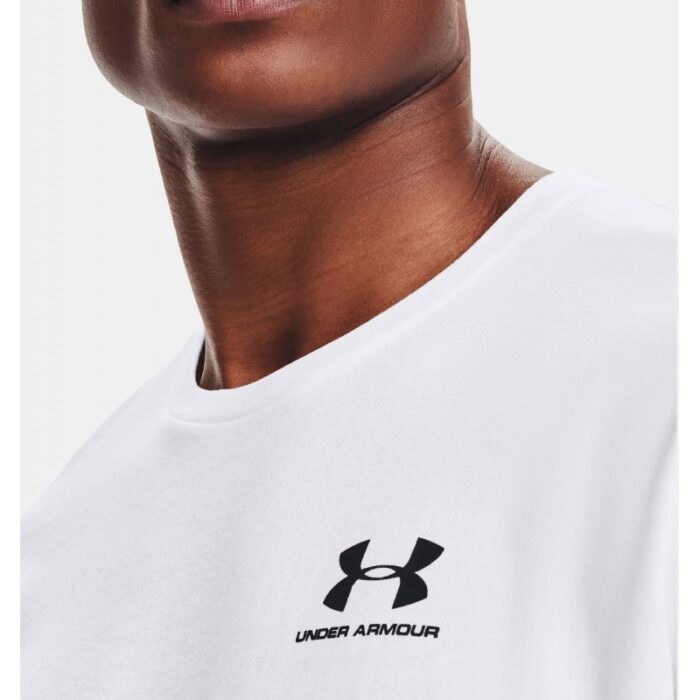 ⁦Under Armour Men's Sportstyle Left Chest T-Shirt - تيشيرت أندر آرمر سبورت ستايل ليفت تشيست بأكمام قصيرة للرجال لون أبيض⁩ - الصورة ⁦4⁩
