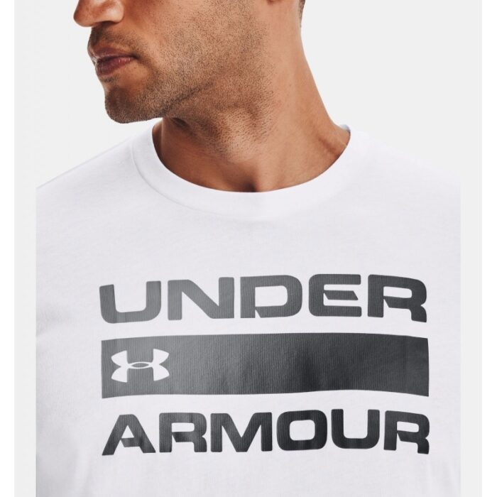⁦Under Armour Men's Team Issue Wordmark Short Sleeve T-Shirt - تيشيرت أندر آرمر تيم ايشيو وورد-مارك للرجال لون أبيض⁩ - الصورة ⁦4⁩