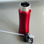 ⁦مطرة ماء ستانلس مع مصاصة - لون أحمر⁩ - الصورة ⁦4⁩