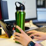 ⁦مطرة ماء ستانلس مع مصاصة - لون أخضر⁩ - الصورة ⁦4⁩