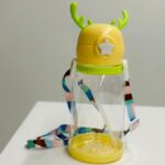 ⁦مطرة ماء قرون مع حبل لون أصفر⁩ - الصورة ⁦3⁩