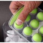 ⁦قالب ثلج مدور مع قاعدة سيلكون⁩ - الصورة ⁦2⁩