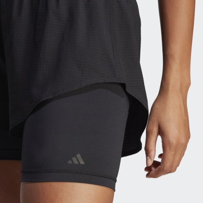 ⁦adidas HIIT HEAT.RDY Training 2-in-1 Shorts - Black- شورت اديداس هيل هيت ريدي للنساء لون أسود⁩ - الصورة ⁦7⁩