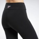 ⁦Reebok Cl D Big Vector Legging- بنطون ضيق رياضي من ريبوك للنساء لون أسود⁩ - الصورة ⁦3⁩