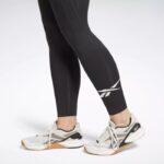 ⁦Reebok Workout Ready Vector Leggings- بنطلون ضيق رياضي من ريبوك للنساء لون أسود⁩ - الصورة ⁦5⁩