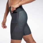 ⁦Reebok Women's Lux Bold High-Waisted Modern Safari PrIntense Short - شورت ضيق ريبوك رياضي للنساء⁩ - الصورة ⁦3⁩