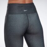 ⁦Reebok Women's Lux Bold High-Waisted Modern Safari PrIntense Short - شورت ضيق ريبوك رياضي للنساء⁩ - الصورة ⁦4⁩