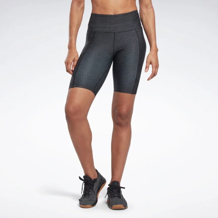 ⁦Reebok Women's Lux Bold High-Waisted Modern Safari PrIntense Short - شورت ضيق ريبوك رياضي للنساء⁩ - الصورة ⁦6⁩