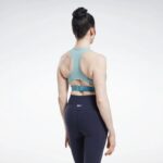⁦Reebok Women's Lux Perform Allover Print Racer Bra Blue⁩ - الصورة ⁦3⁩