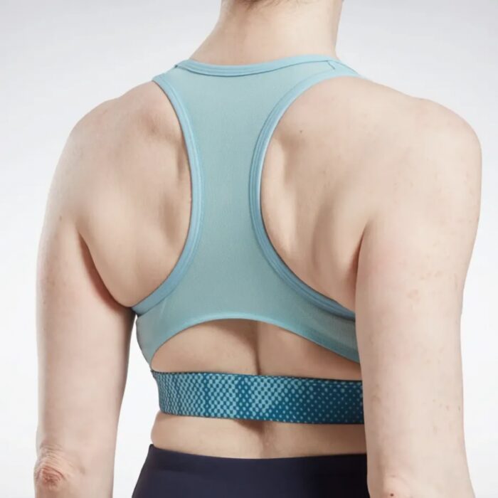 ⁦Reebok Women's Lux Perform Allover Print Racer Bra Blue⁩ - الصورة ⁦4⁩