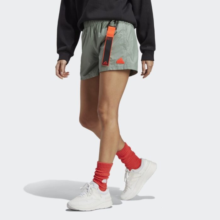 ⁦شورت اديداس سيتي اسكيب للنساء لون أخضر- adidas Womens' City Escape Shorts - Green⁩ - الصورة ⁦2⁩