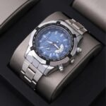 ساعة عقارب مع تاريخ معدنية ازرق سماوي  و فضي