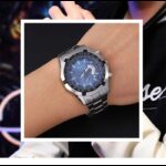 ⁦ساعة عقارب مع تاريخ معدنية ازرق سماوي  و فضي⁩ - الصورة ⁦2⁩