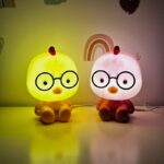 ⁦مصباح ديكور لغرف ومكتبة الأطفال LED على شكل صوص لون اصفر⁩ - الصورة ⁦2⁩