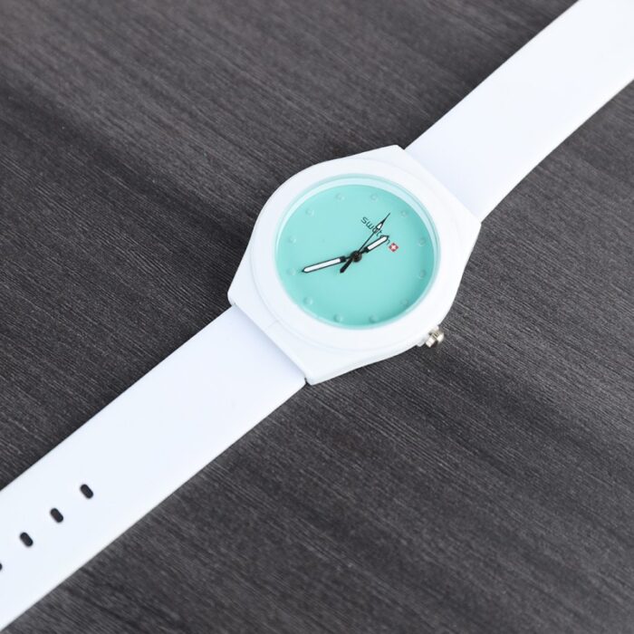 ⁦ساعة يد جلد للنساء لون أبيض خلفية أخضر فاتح⁩ - الصورة ⁦2⁩