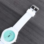 ⁦ساعة يد جلد للنساء لون أبيض خلفية أخضر فاتح⁩ - الصورة ⁦4⁩