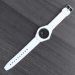 ⁦ساعة يد سيليكون للنساء لون أبيض خلفية سوداء⁩ - الصورة ⁦2⁩