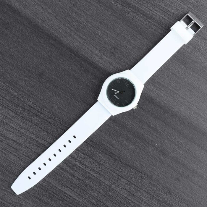 ⁦ساعة يد سيليكون للنساء لون أبيض خلفية سوداء⁩ - الصورة ⁦2⁩