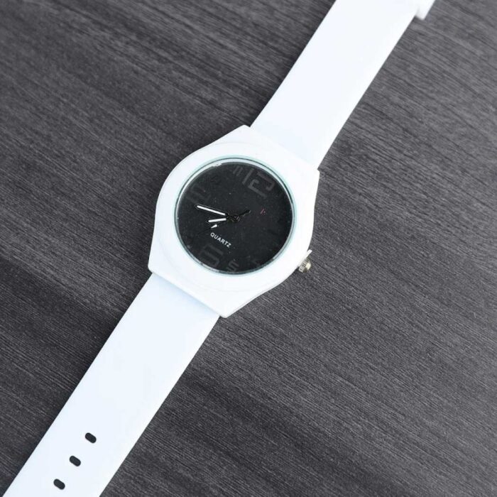 ⁦ساعة يد سيليكون للنساء لون أبيض خلفية سوداء⁩ - الصورة ⁦3⁩