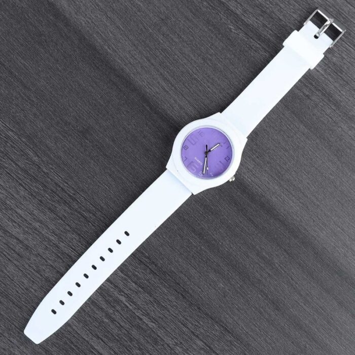 ⁦ساعة يد سيليكون للنساء لون أبيض خلفية لون بنفسجي⁩ - الصورة ⁦2⁩
