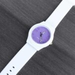 ⁦ساعة يد سيليكون للنساء لون أبيض خلفية لون بنفسجي⁩ - الصورة ⁦3⁩