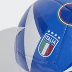 ⁦كرة قدم اديداس فوسول ليبي ايطاليا كلوب لون أزرق وأبيض - adidas Fussballliebe Italy Club (UEFA EURO 24) Ball - Blue⁩ - الصورة ⁦3⁩