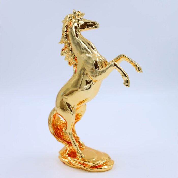 1033751776_67facee107071 تحفة بتصميم حصان 28 سم لون ذهبي - الصورة 1
