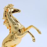 ⁦تحفة بتصميم حصان 28 سم لون ذهبي⁩ - الصورة ⁦2⁩