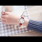 ⁦ساعة يد كوارتز جلد من skmei للنساء لون أحمر⁩ - الصورة ⁦2⁩