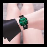 ⁦ساعة يد كوارتز ستانلس من Hannah Martin للنساء لون أسود⁩ - الصورة ⁦2⁩