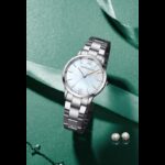 ⁦ساعة يد كوارتز ستانلس من Hannah Martin للنساء لون فضي⁩ - الصورة ⁦4⁩