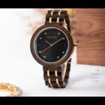 ⁦ساعة يد عقارب خشبي للنساء لون خشبي غامق⁩ - الصورة ⁦4⁩