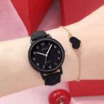 ساعة جلد للنساء لون أسود مع سوارذهبي