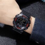 ⁦ساعة سيليكون للرجال لون أسود وأحمر من Skmei⁩ - الصورة ⁦2⁩