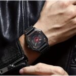 ⁦ساعة جلد للرجال بتصميم مربع⁩ - الصورة ⁦2⁩