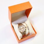 ⁦ساعة معدنية للنساء مع سوار ذهبي⁩ - الصورة ⁦4⁩