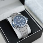 ساعة معدن دائرة مع ارقام عربية ارضية كحلي لون فضي و ازرق