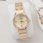 ساعة نسائية دائرية مع خلفية فراشة و حزام معدني لون فضي