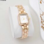 ساعة نسائية دائرية مع حزام معدني لون ذهبي