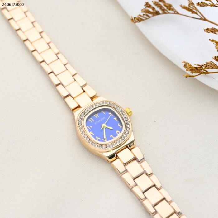 103380136_67fadd32cc8c0 ساعة نسائية مربعة مع حزام معدني لون ذهبي - الصورة 1