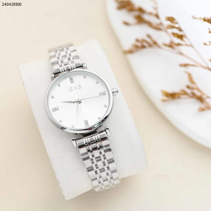 103380144_67fadd3b1b2a3 ساعة نسائية مستطيلة مع حزام معدني لون فضي - الصورة 1